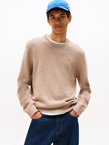 Pull-over 'ESS' Tommy Jeans en marron : devant