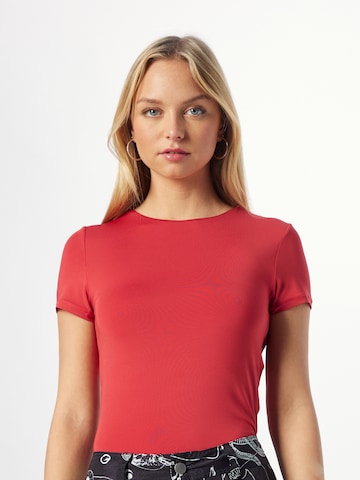 Cotton On قميص بلون أحمر: الأمام