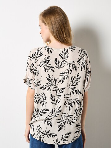 Apricot Leaf Print Woven T-Shirt ' ' in Grau