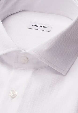 Coupe slim Chemise business 'Schwarze Rose' SEIDENSTICKER en blanc