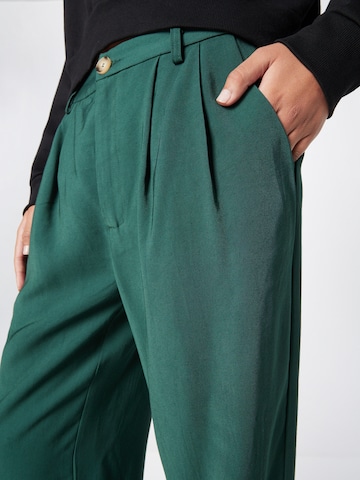 Loosefit Pantaloni con pieghe 'Nimma' di Moves in verde