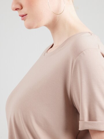 Maglietta di ONLY Carmakoma in beige