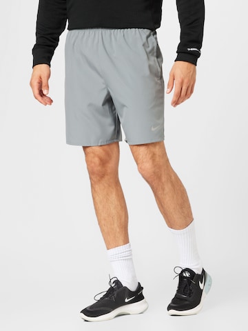 Regular Pantalon de sport 'Challenger' NIKE en gris : devant
