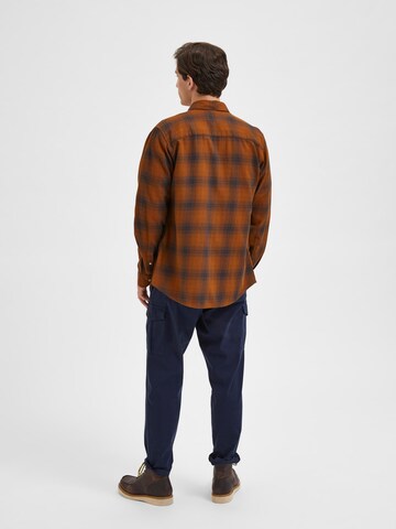 SELECTED HOMME Regular fit Overhemd 'ROBIN' in Bruin