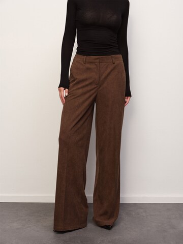 RÆRE by Lorena Rae - Loosefit Calças com vincos em castanho: frente