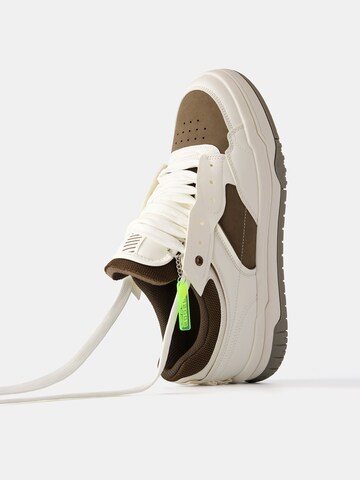 Bershka Sneaker in Braun