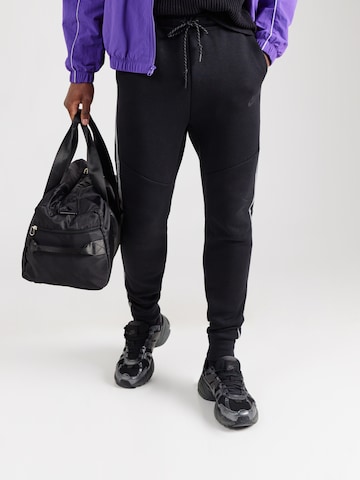 Effilé Pantalon 'TECH FLC' Nike Sportswear en noir : devant