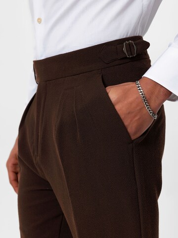 Antioch Slimfit Veckad byxa i brun