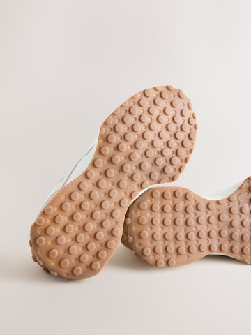 Next Сникърси в бяло