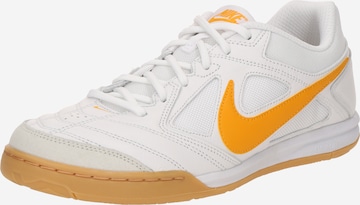 Baskets basses 'GATO' Nike Sportswear en blanc : devant