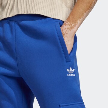 ADIDAS ORIGINALS Tapered Gargohousut 'Trefoil Essentials ' värissä 