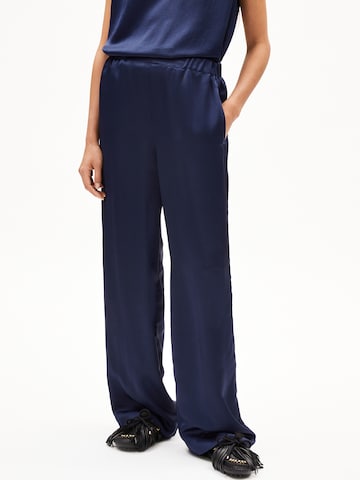 ARMEDANGELS Loosefit Stoffhose JONVAALIE NIALAA in Blau: Vorderseite