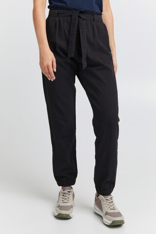 Oxmo Loose fit Pleat-Front Pants 'Lennja' in Black: front