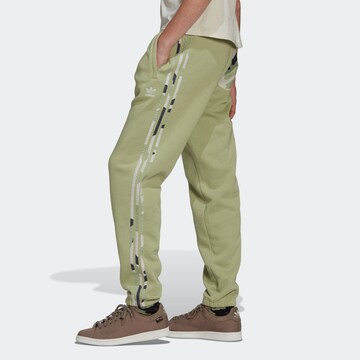 ADIDAS ORIGINALS Конический (Tapered) Штаны 'Graphics Camo' в Зеленый