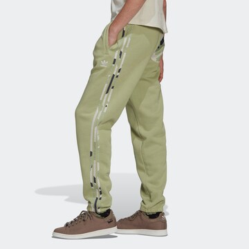 ADIDAS ORIGINALS Zwężany krój Spodnie 'Graphics Camo' w kolorze zielony