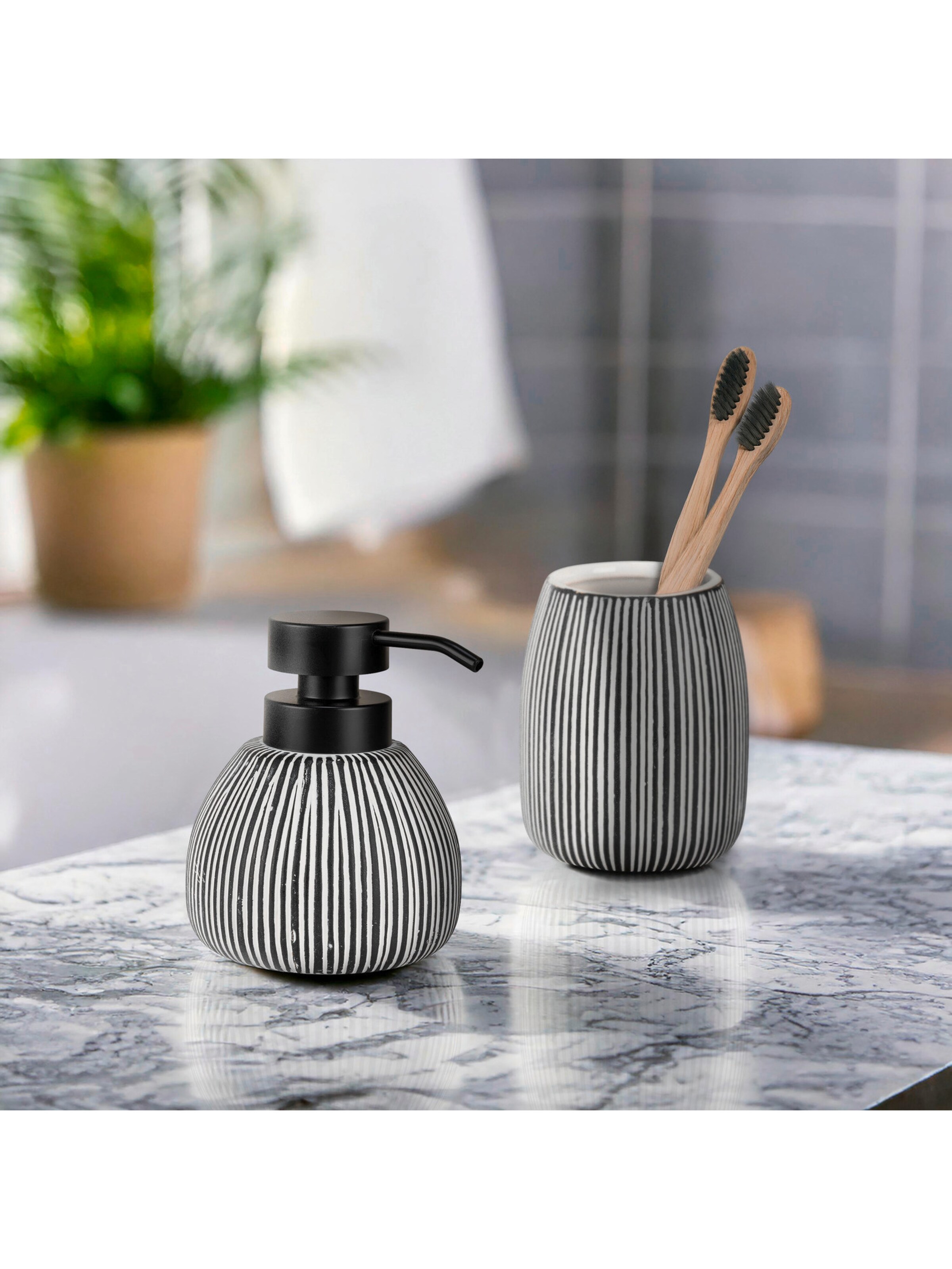 Wenko Bathroom Set in Black