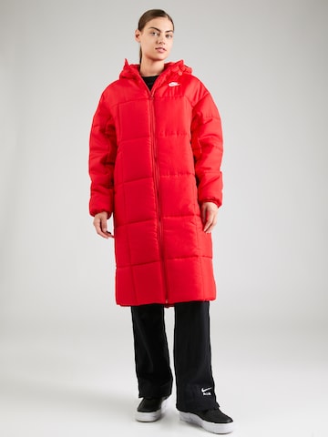 Palton de iarnă de la Nike Sportswear pe roșu: față