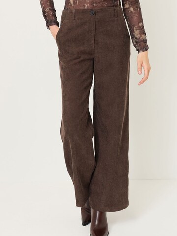 Tamaris Regular Broek in Bruin: voorkant