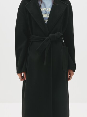 Pull&Bear Přechodný kabát – černá