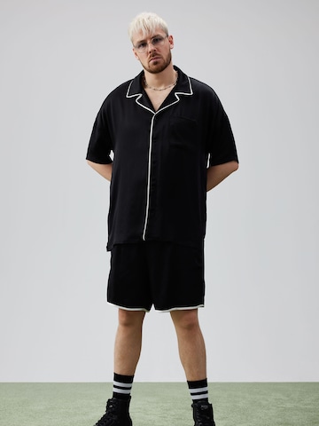 ABOUT YOU x Rewinside Regular fit Button Up Shirt 'Yasin' in Black