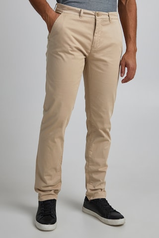 Regular Pantalon chino 'Viggo' Casual Friday en beige : devant