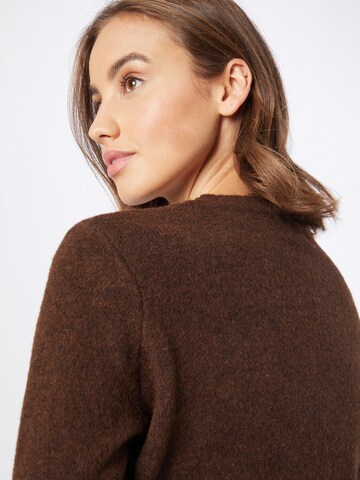 PIECES - Pullover 'Janita' em castanho