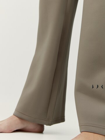 évasé Pantalon 'Kioko' Born Living Yoga en marron