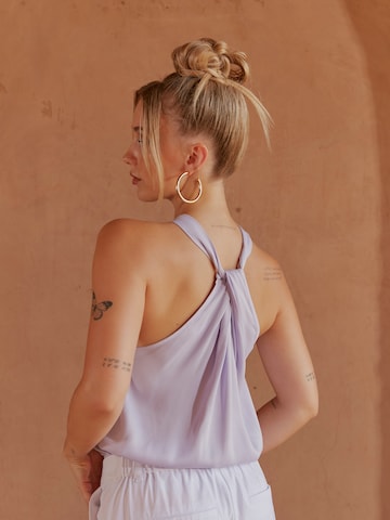 Ema Louise x ABOUT YOU - Body de blusa 'Anusha' en lila