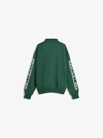 Bershka Sweatshirt 'MOTOR CLASS TEAM' in Grün
