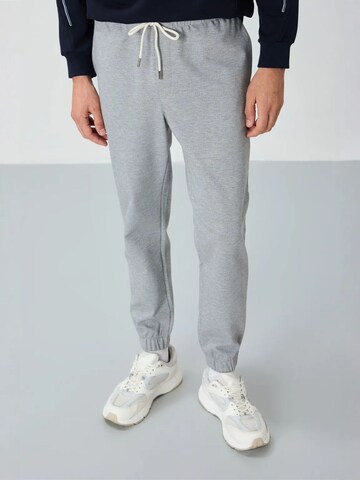 Tapered Pantaloni di Tommy Life in grigio