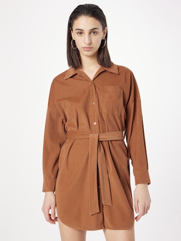 Robe-chemise Sublevel en marron : devant