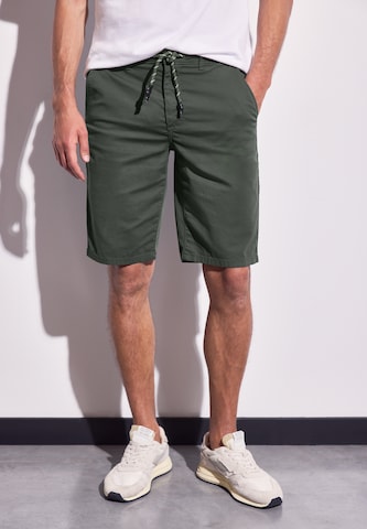 Street One MEN Regular Shorts in Grün: Vorderseite
