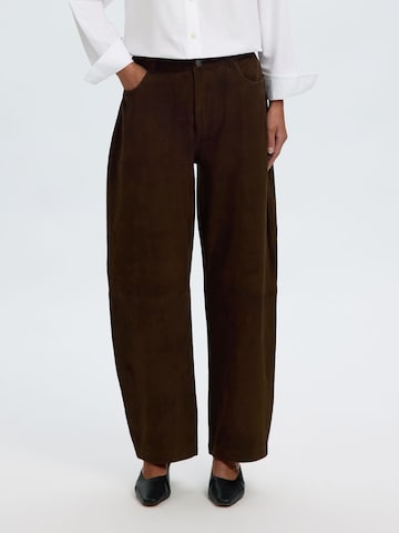 SELECTED Barrel Trousers in Brown: front