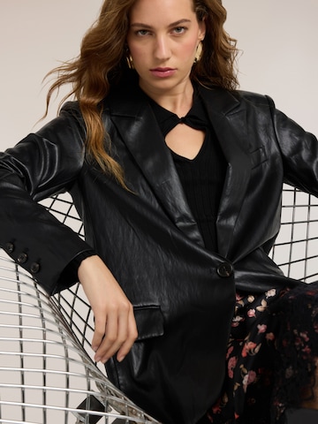 Veste mi-saison MOTIVI en noir