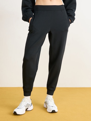 NIKE Tapered Sportbyxa '24.7' i svart: framsida