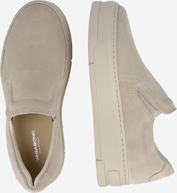 VAGABOND SHOEMAKERS - Sapatilhas slip-on 'JUDY' em branco