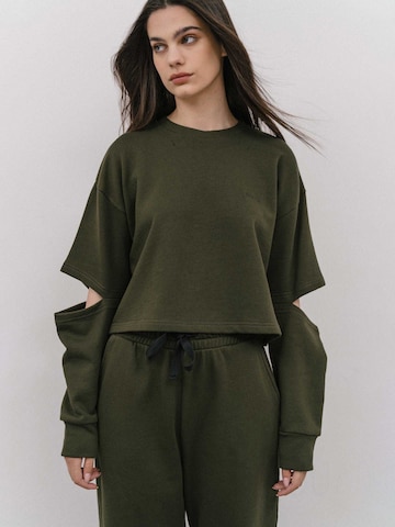 4TAILORS Μπλούζα φούτερ σε πράσινο: μπροστά