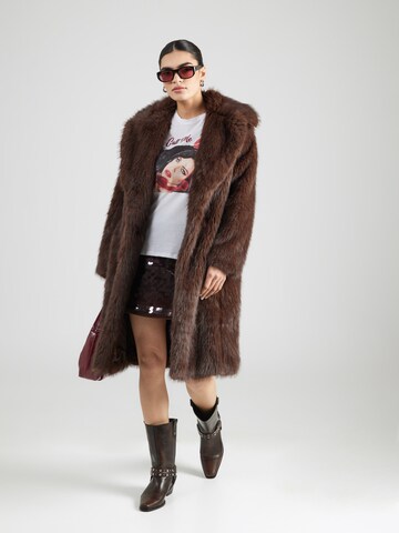 Tricou 'CALL ME EASY' de la GUESS pe alb