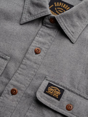 Superdry - Ajuste regular Camisa en gris