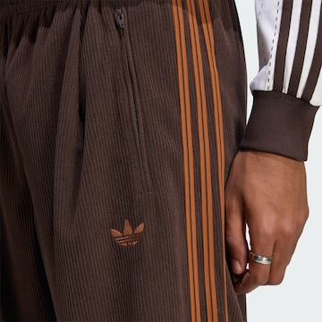ADIDAS ORIGINALS - Loosefit Calças com pregas 'Firebird' em castanho