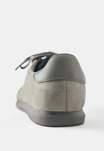 Sneaker low de la Pull&Bear pe gri