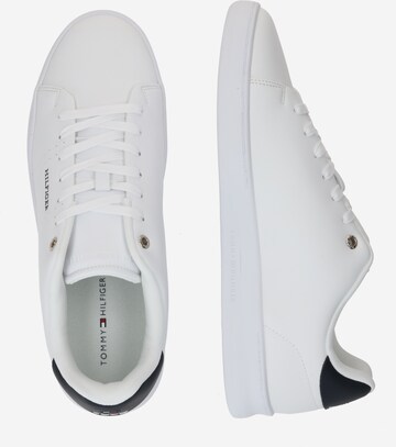 TOMMY HILFIGER - Zapatillas deportivas bajas 'COURT' en blanco