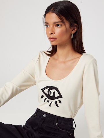 T-shirt 'Nora' ABOUT YOU x MOGLI en beige