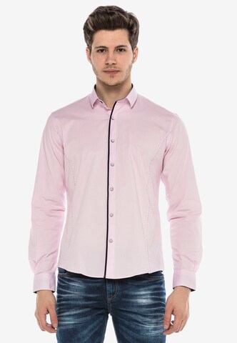 CIPO & BAXX Regular Fit Hemd MARCO mit Kontrast-Saum und Knopfleiste in Pink: predná strana