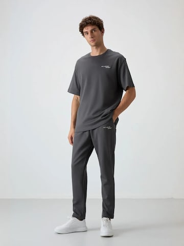 Tommy Life - Fato de desporto em cinzento: frente