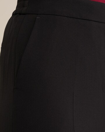 Wide leg Pantaloni con piega frontale di WE Fashion in nero