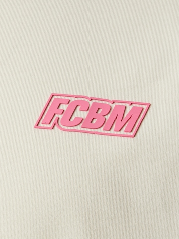 Tricou 'Curt' de la FCBM pe alb