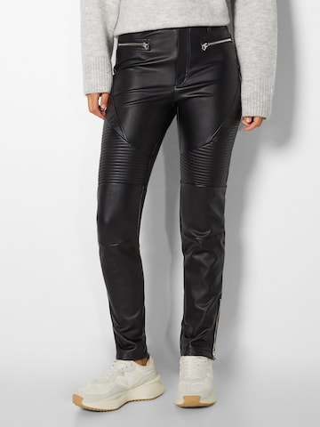 Bershka Slimfit Broek in Zwart: voorkant