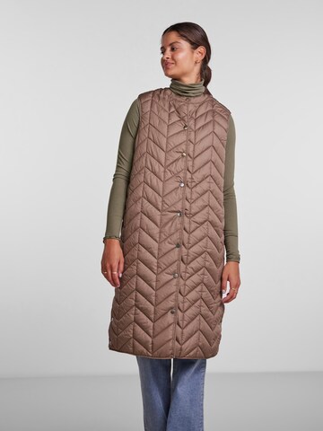 Gilet 'Fawn' PIECES en marron : devant