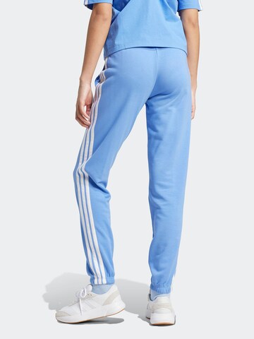 mėlyna ADIDAS SPORTSWEAR Siaurėjantis Sportinės kelnės 'Essentials'